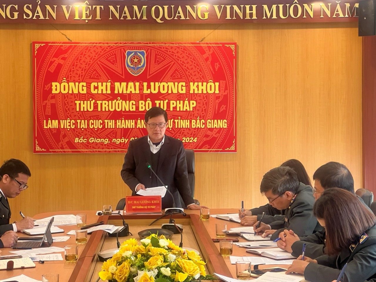 Đồng chí Mai Lương Khôi - Thứ trưởng Bộ Tư pháp làm việc tại Cục Thi hành án dân sự tỉnh Bắc Giang