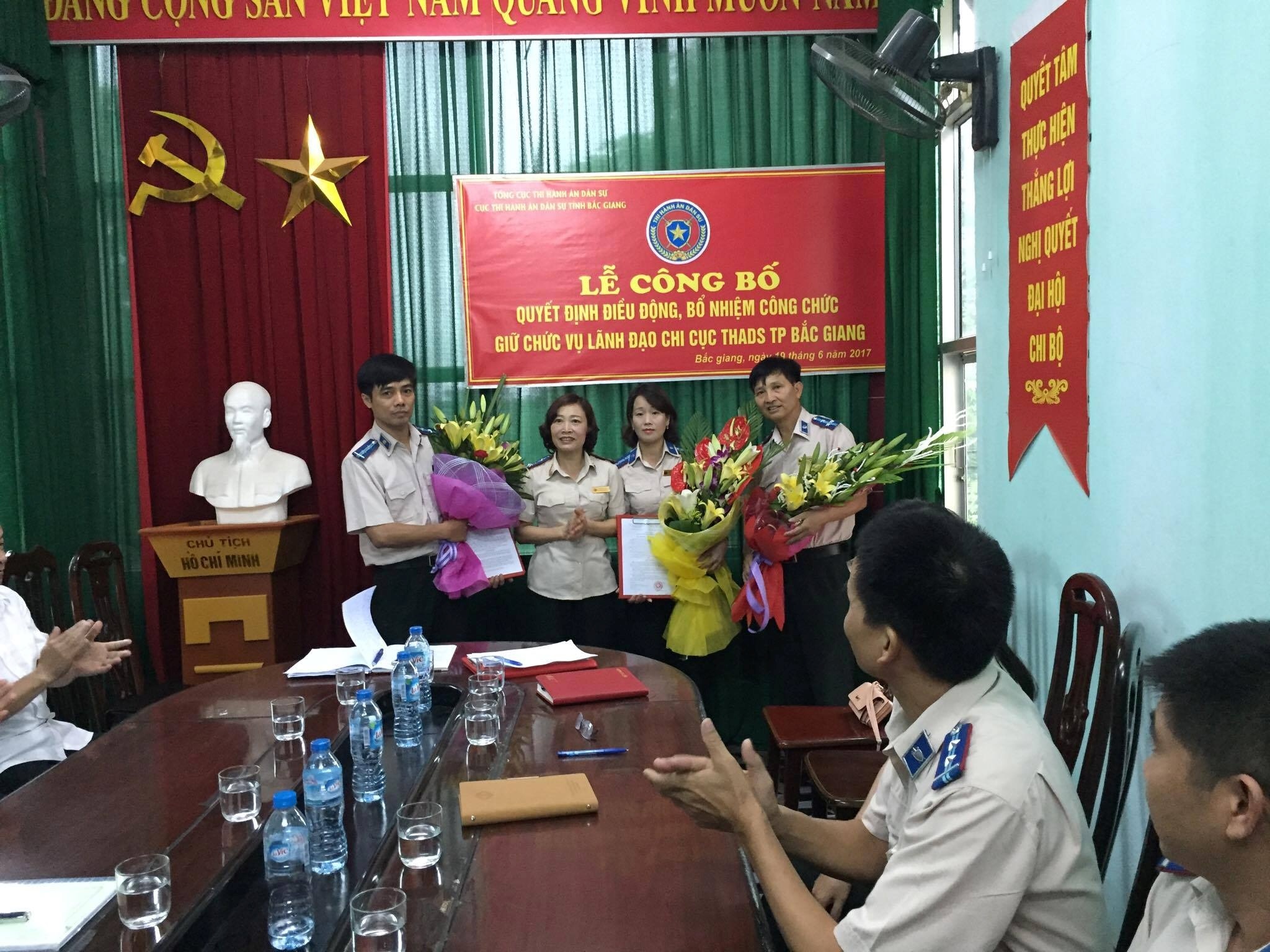 Lễ công bố quyết định điều động, bổ nhiệm công chức giữ chức vụ lãnh đạo Chi cục THADS thành phố Bắc Giang