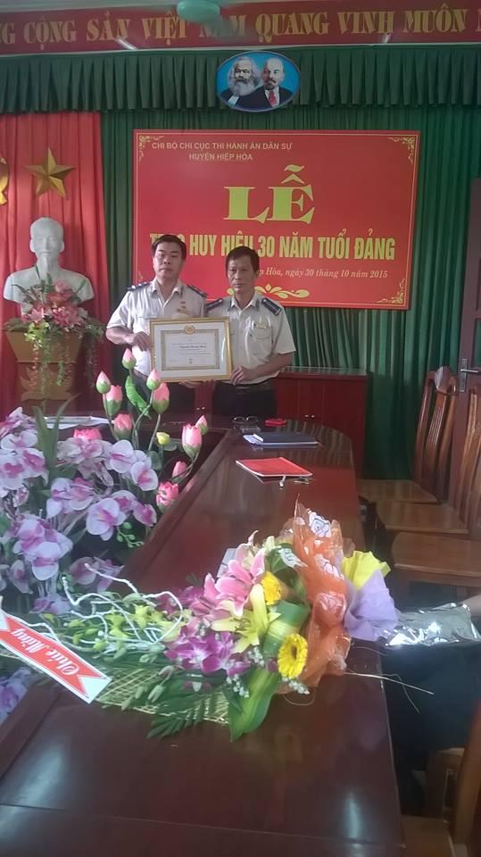 Chi cục THADS huyện Hiệp Hòa: Tổ chức Lễ trao Huy hiệu 30 tuổi Đảng