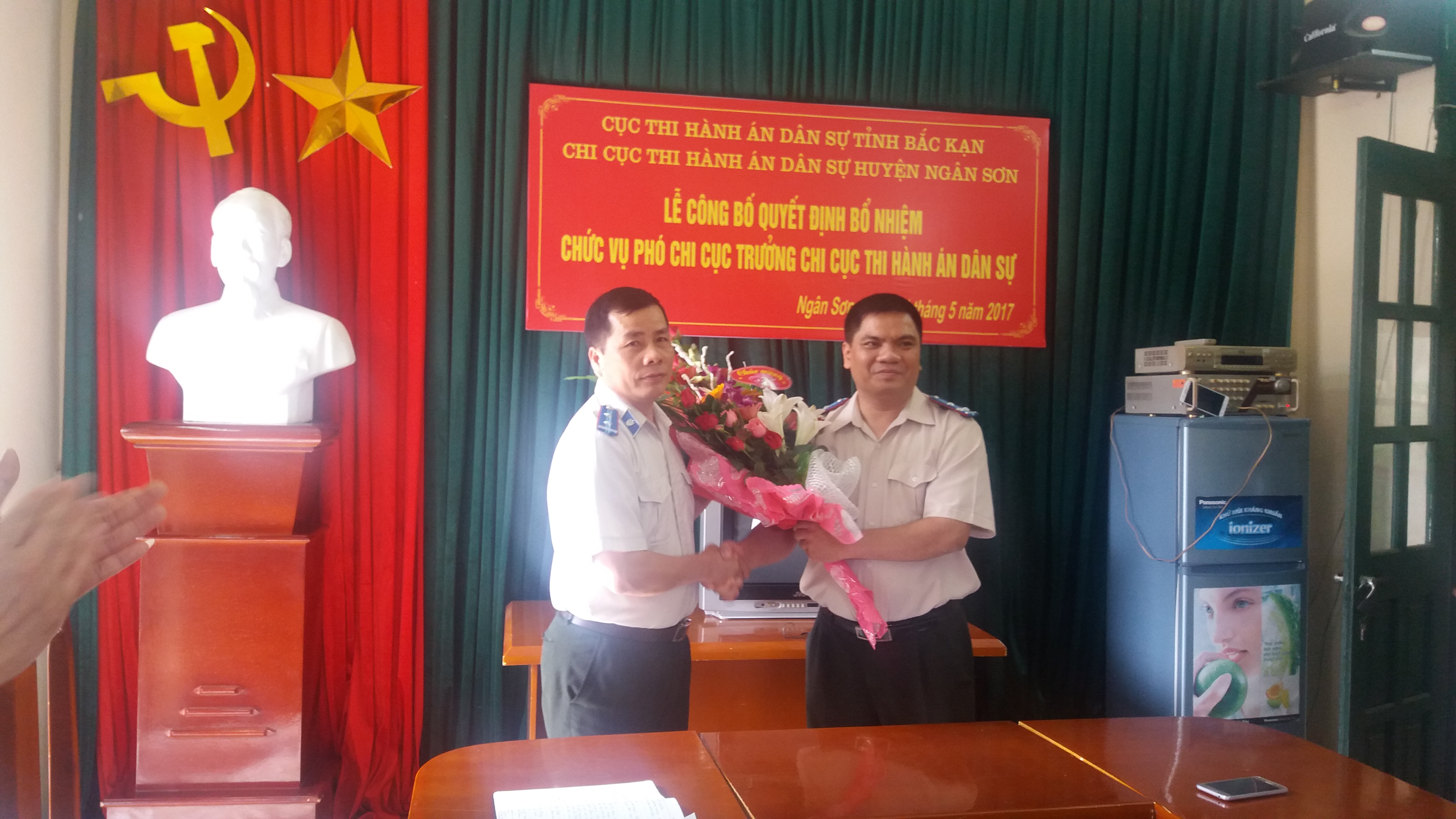 Công bố và trao quyết định bổ nhiệm chức vụ Phó Chi cục trưởng Chi cục Thi hành án dân sự huyện Ngân Sơn