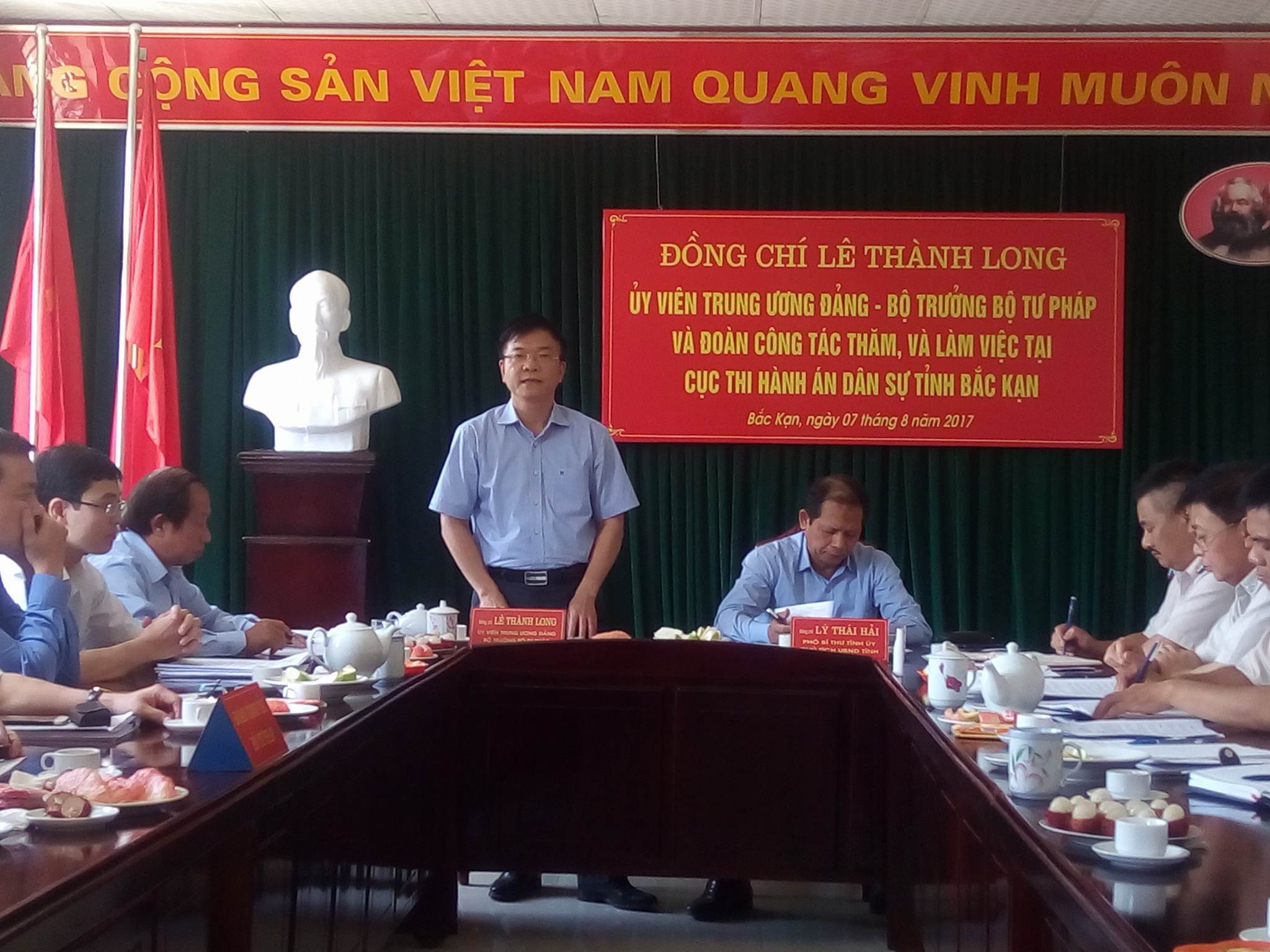 Bộ trưởng Bộ Tư pháp Lê Thành Long thăm và làm việc tại  Cục Thi hành án dân sự tỉnh Bắc Kạn.