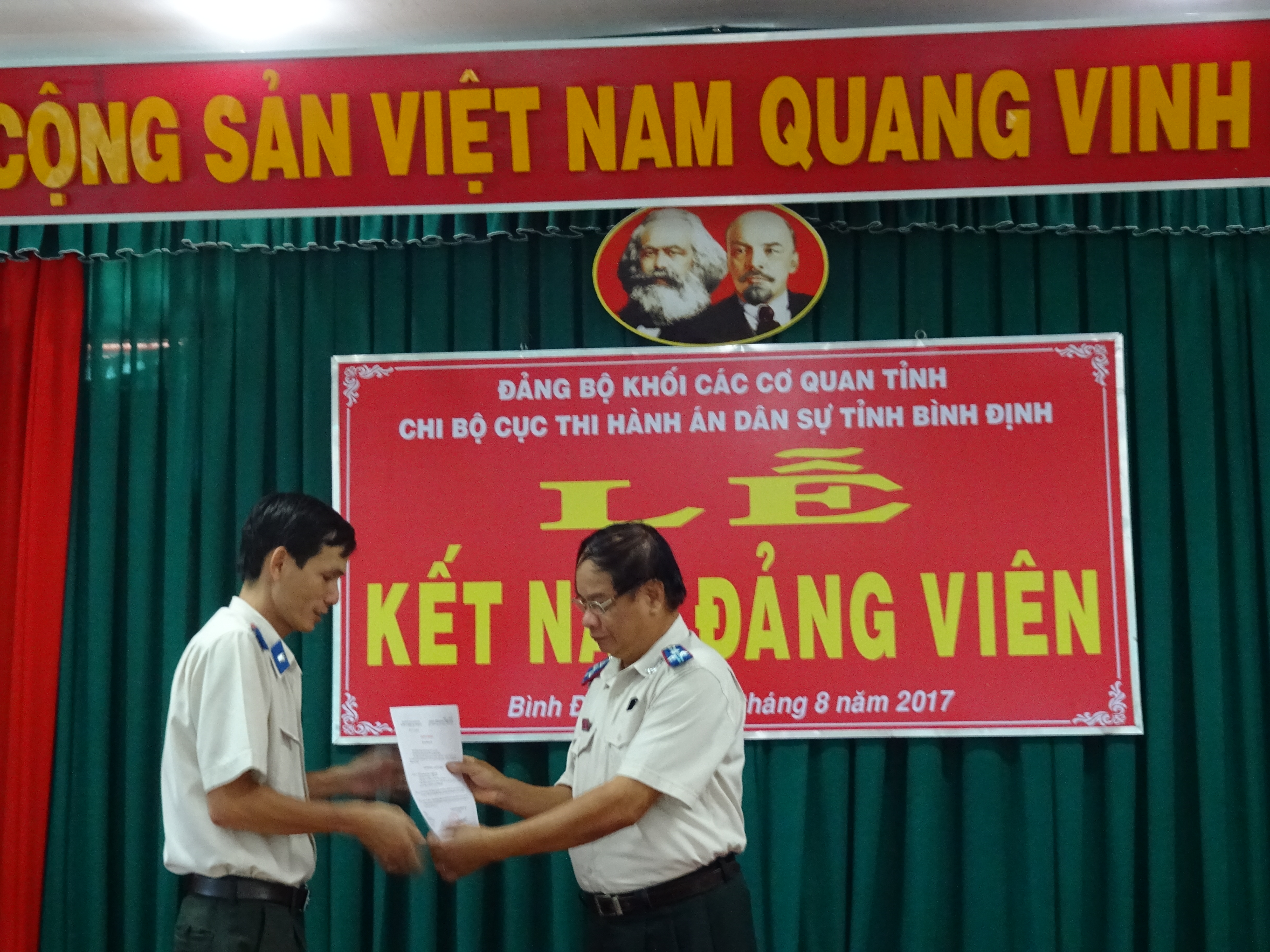 Chi bộ Cục Thi hành án dân sự tỉnh Bình Định tổ chức Lễ kết nạp đảng viên mới và trao Quyết định công nhận đảng viên chính thức.