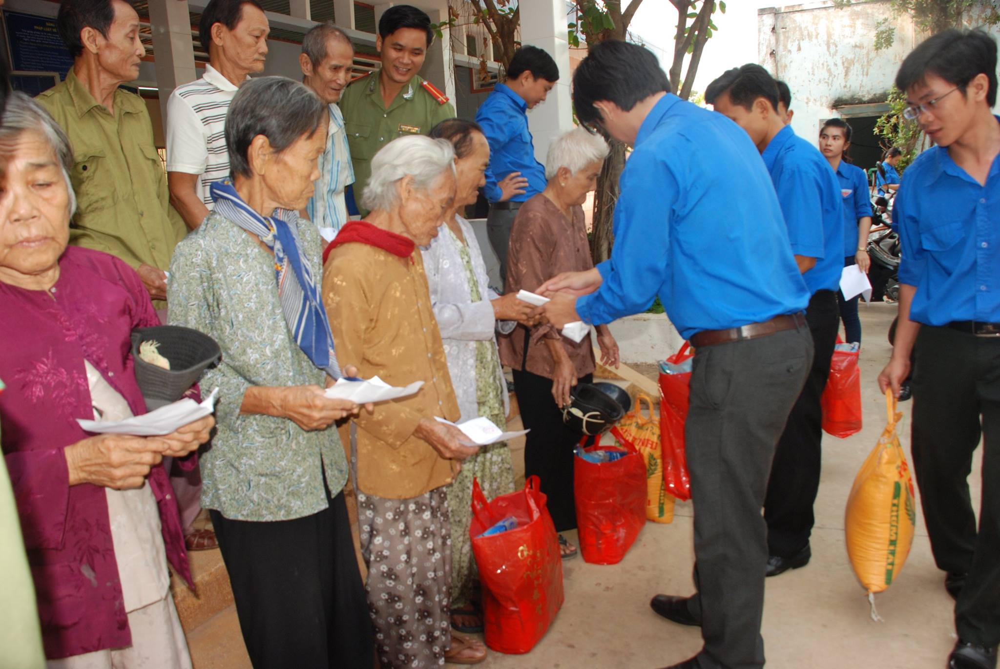 Tặng quà cho người nghèo, đồng bào dân tộc thiểu số khó khăn xã Lộc Thành