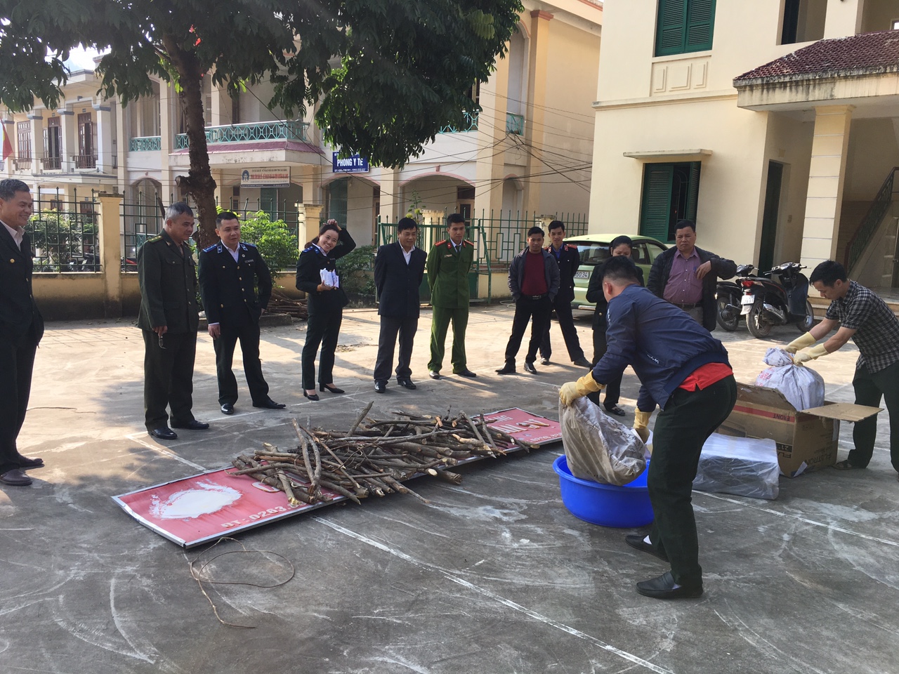 Chi cục Thi hành án dân sự huyện Hạ Lang  tổ chức tiêu hủy vật chứng tài sản