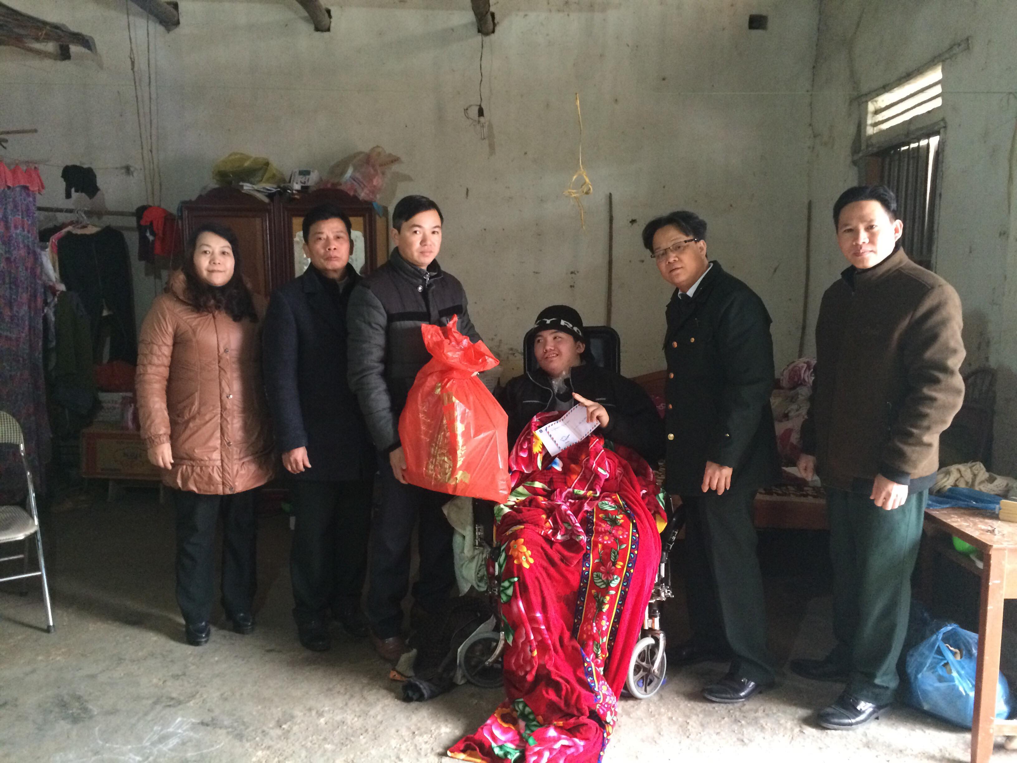Cục Thi hành án dân sự tỉnh Cao Bằng tặng quà gia đình cán bộ công chức có hoàn cảnh khó khăn Tết Mậu Tuất 2018
