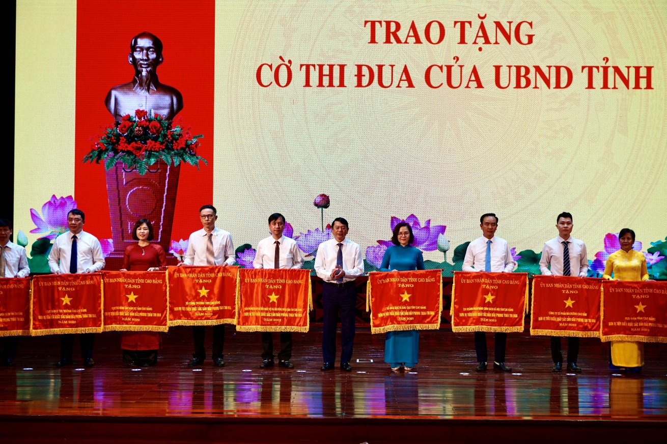 Cục Thi hành án dân sự tỉnh Cao Bằng vinh dự được nhận Cờ Thi đua của UBND tỉnh Cao Bằng