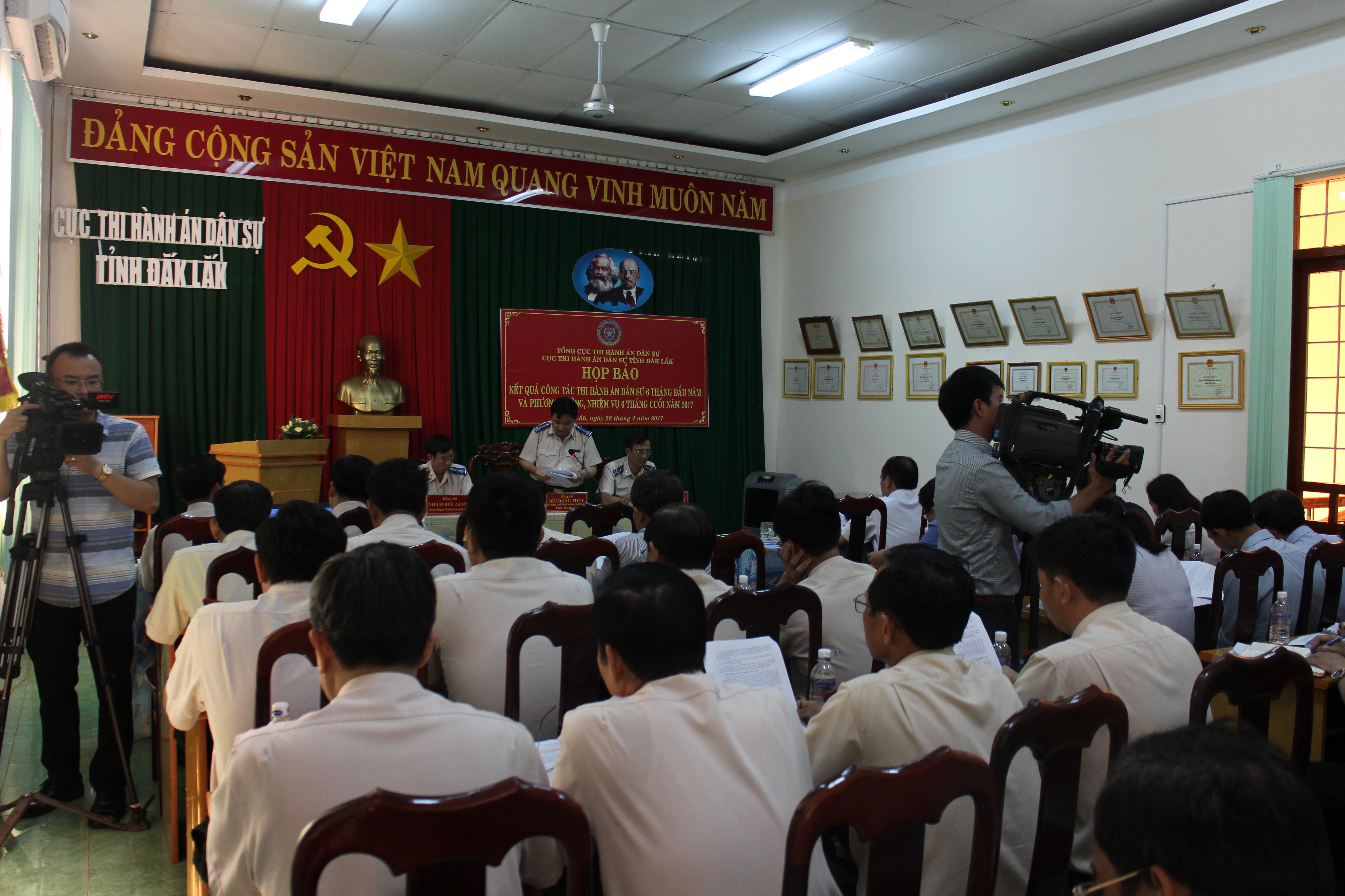 Thứ trưởng Bộ Tư pháp Nguyễn Khánh Ngọc thăm và làm việc tại Cục Thi hành án dân sự tỉnh Đắk Lắk