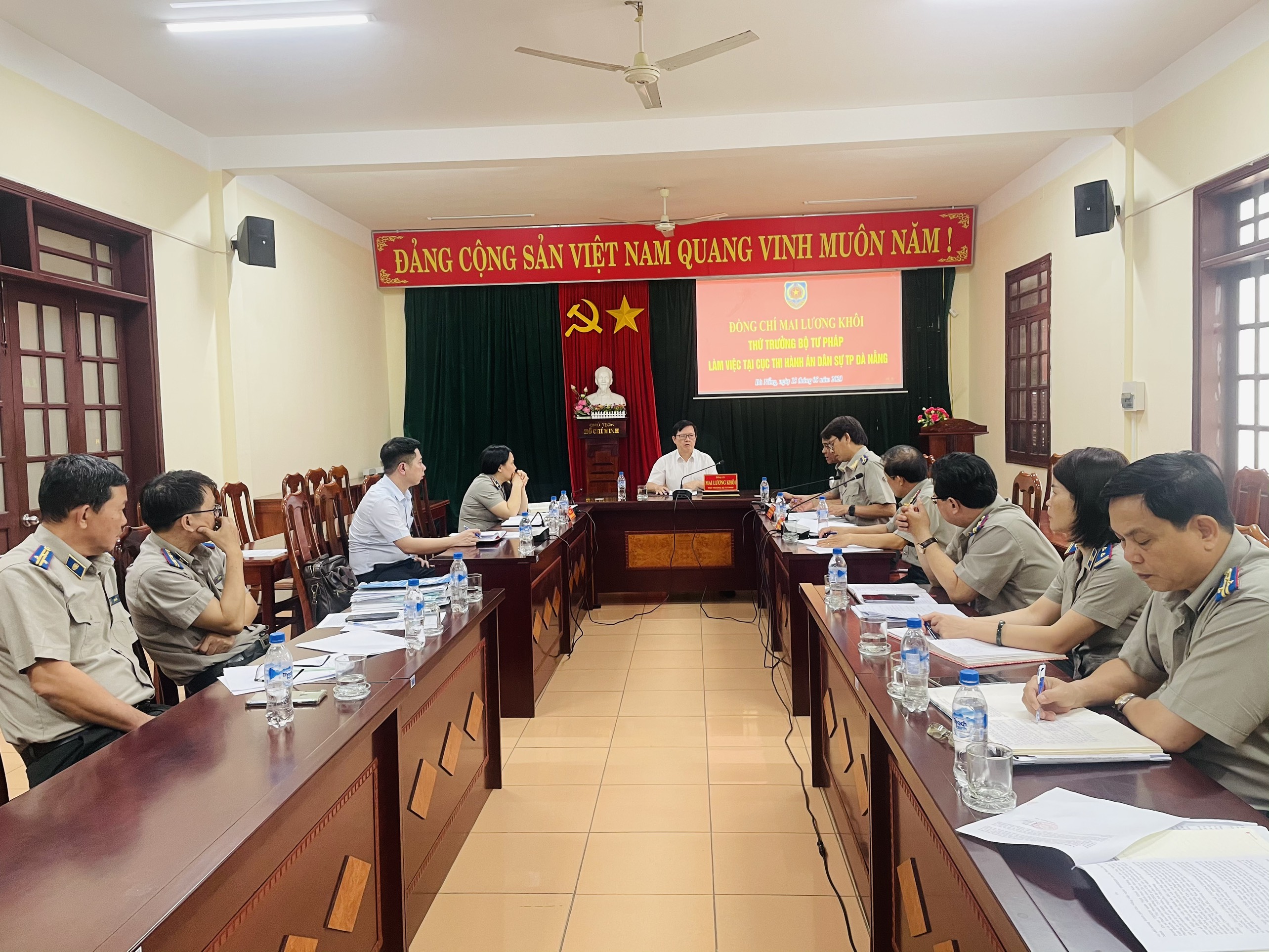Thứ trưởng Bộ Tư pháp Mai Lương Khôi làm việc với Cục Thi hành án dân sự thành phố Đà Nẵng