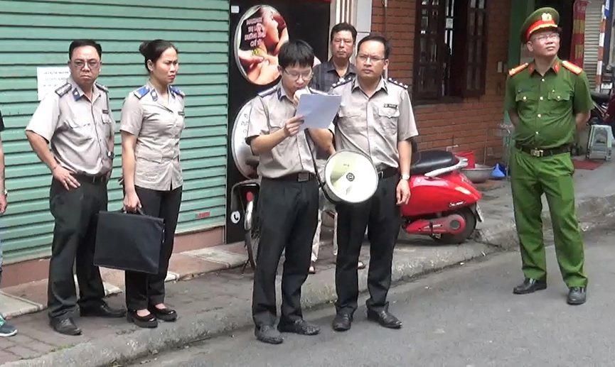 Tổ chức thi hành án cưỡng chế tháo dỡ mi cửa và mái trần tầng 2 tại số nhà 4 phố Nguyễn Thái Học, phường Trần Phú,Thành phố Hải Dương.