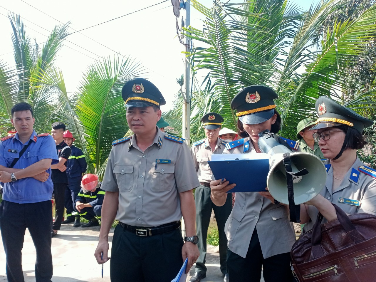 Chi cục Thi hành án dân sự huyện An Lão tổ chức cưỡng chế có huy động lực lượng tại thôn Trực Trang, xã Bát Trang