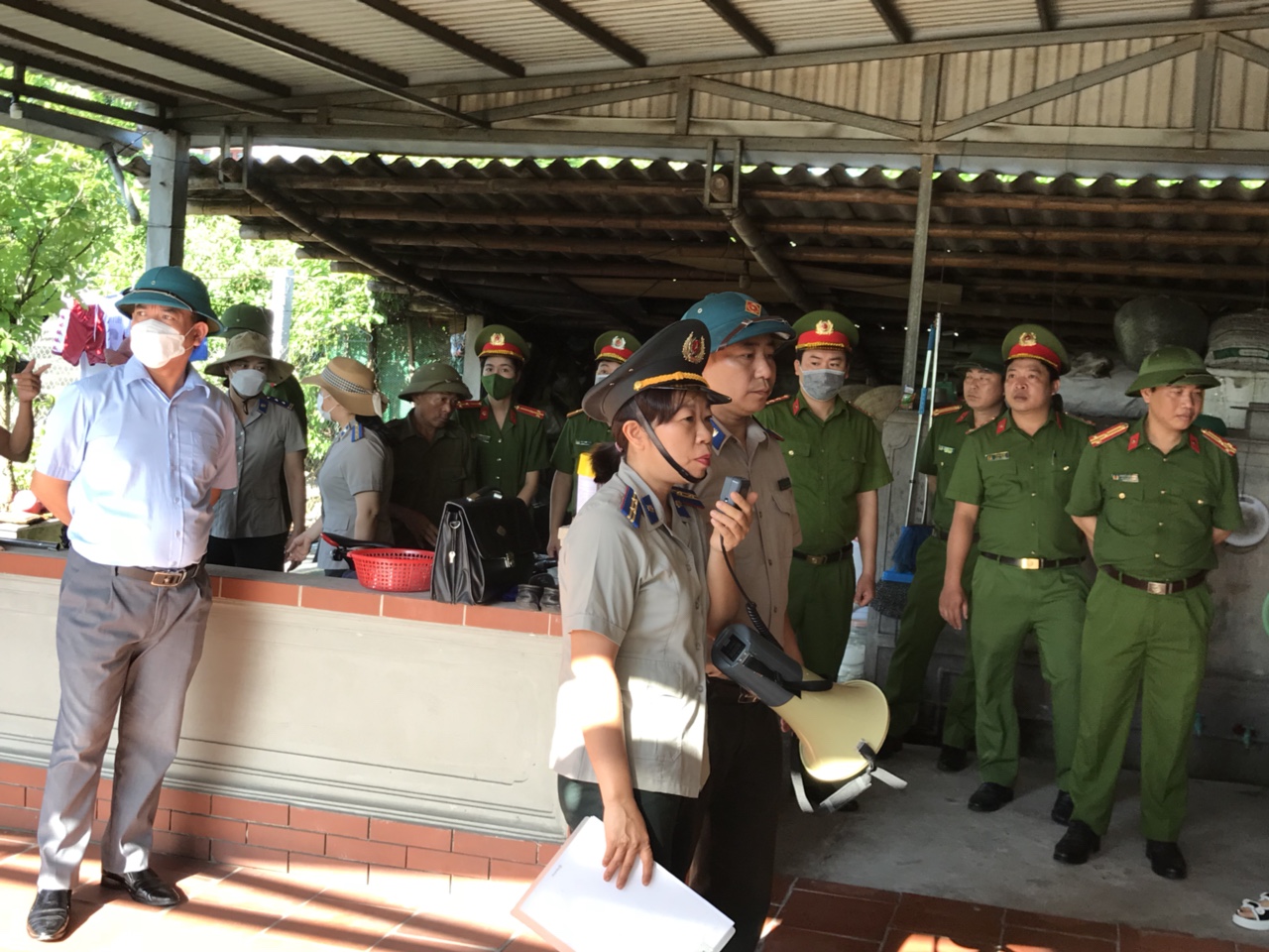 Chi cục Thi hành án dân sự huyện Bình Lục, tỉnh Hà Nam tổ chức cưỡng chế thành công việc giao đất lấn chiếm đã kéo dài nhiều năm.