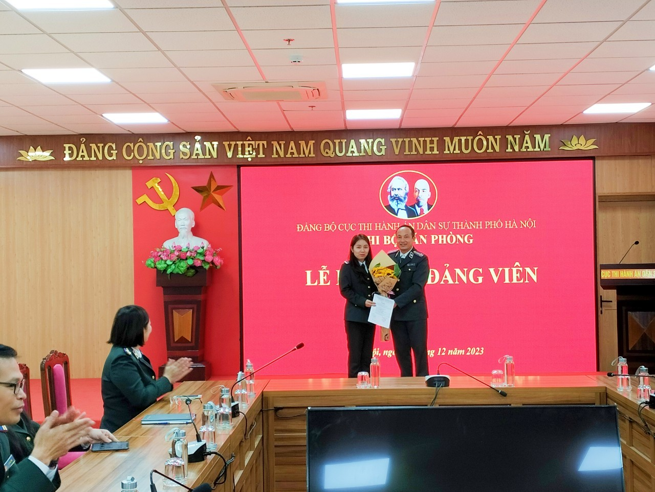 Chi bộ Văn phòng Cục Thi hành án dân sự thành phố Hà Nội tổ chức Lễ kết nạp Đảng viên mới