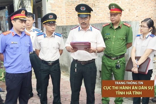 Chi cục THADS thành phố Hà Tĩnh tổ chức cưỡng chế dỡ bỏ công trình lấn chiếm