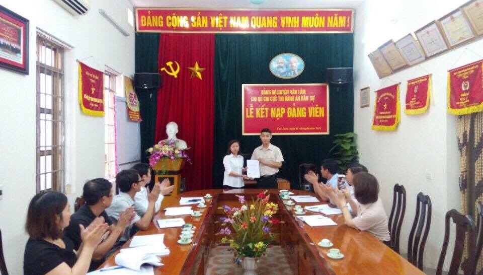 Chi bộ Chi cục Thi hành án dân sự huyện Văn Lâm tổ chức Lễ Kết nạp đảng viên mới