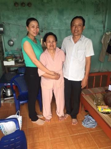 Cục Thi hành án dân sự tỉnh thăm và tặng quà cho mẹ Việt Nam anh hùng nhân dịp tết Nguyên đán Đinh Dậu 2017