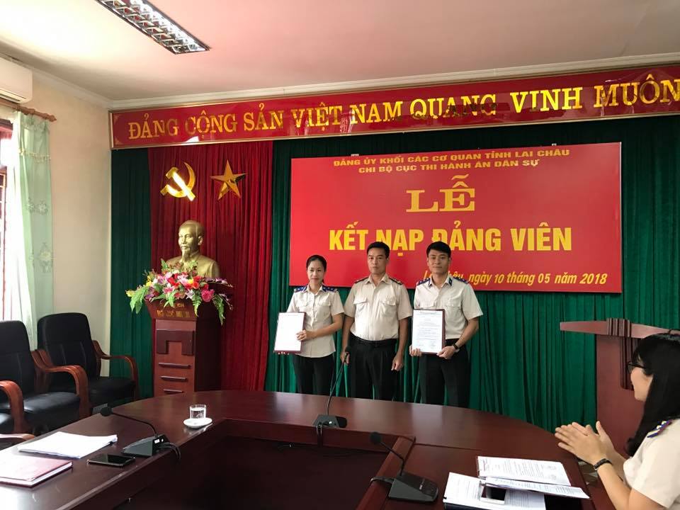 Lễ kết nạp đảng viên mới tại Cục Thi hành án dân sự tỉnh Lai Châu