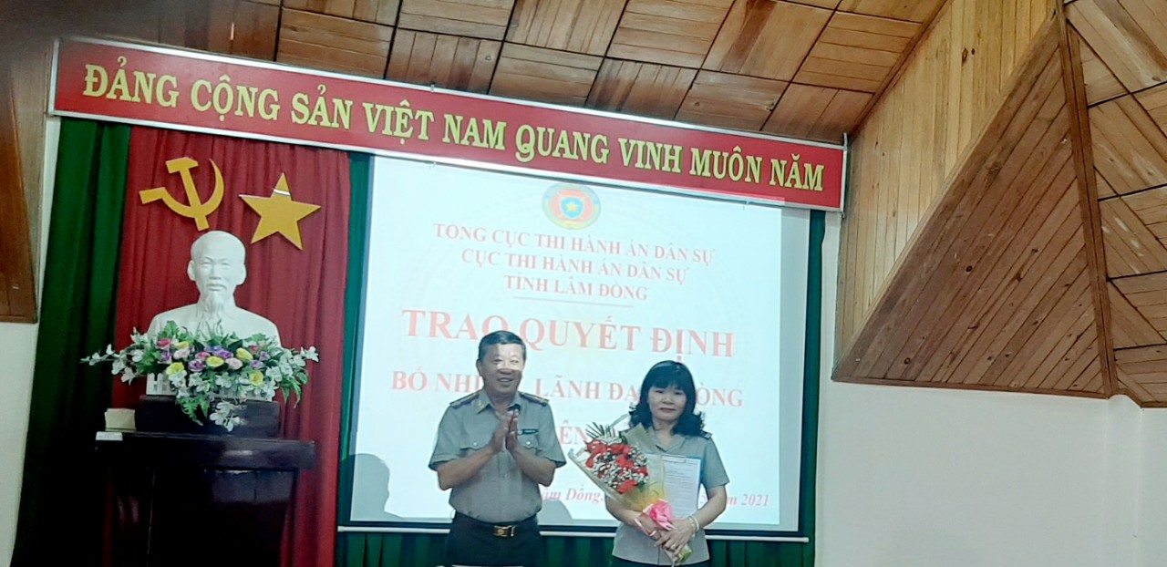 Trao quyết định bổ nhiệm Trưởng phòng Tổ chức cán bộ Cục Thi hành án dân sự tỉnh Lâm Đồng