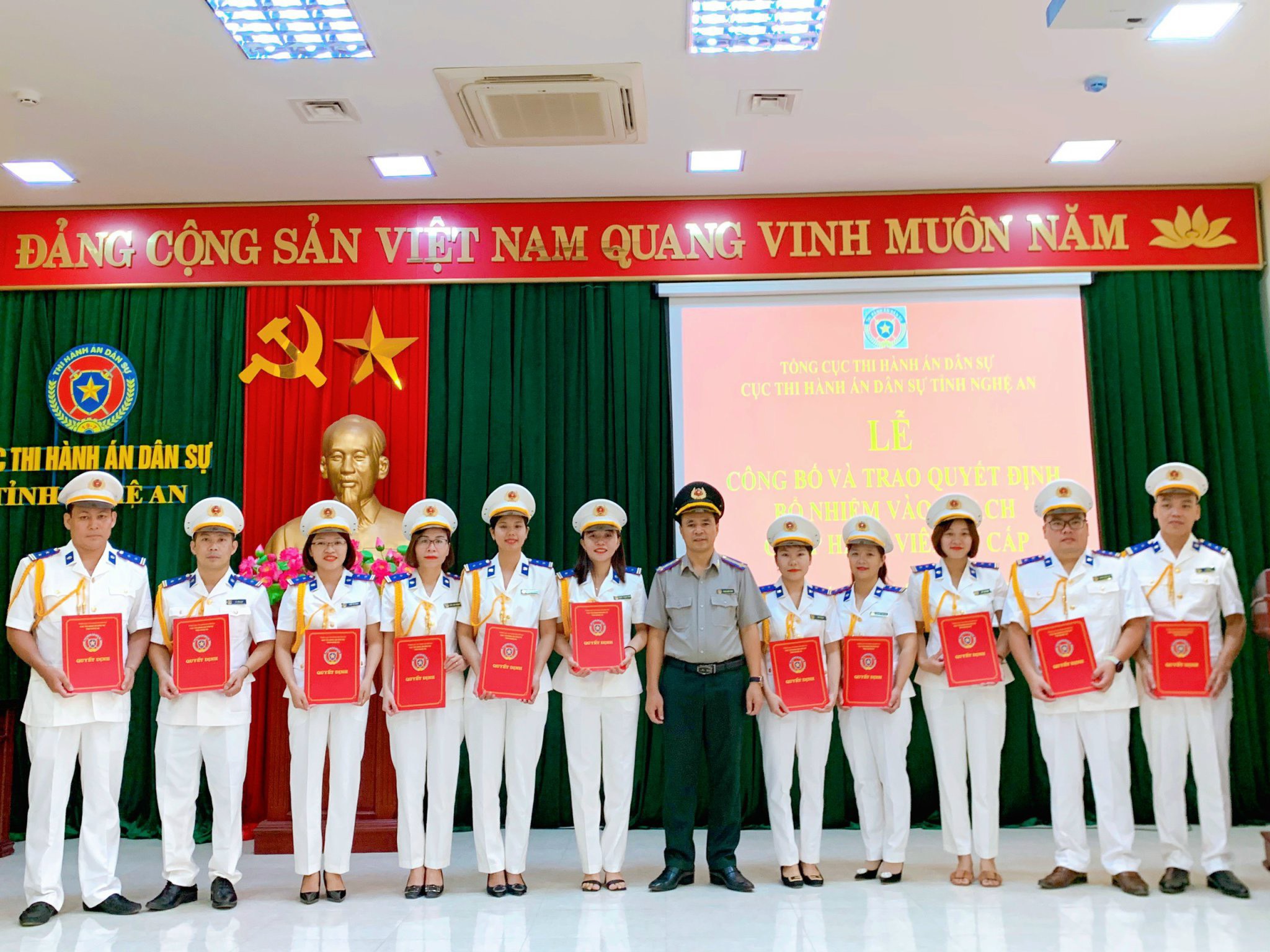 Cục Thi hành án dân sự tỉnh Nghệ An thừa ủy quyền của Bộ trưởng Bộ Tư pháp tổ chức Lễ công bố và trao Quyết định bổ nhiệm Chấp hành viên sơ cấp của Bộ trưởng Bộ Tư pháp  năm 2022.