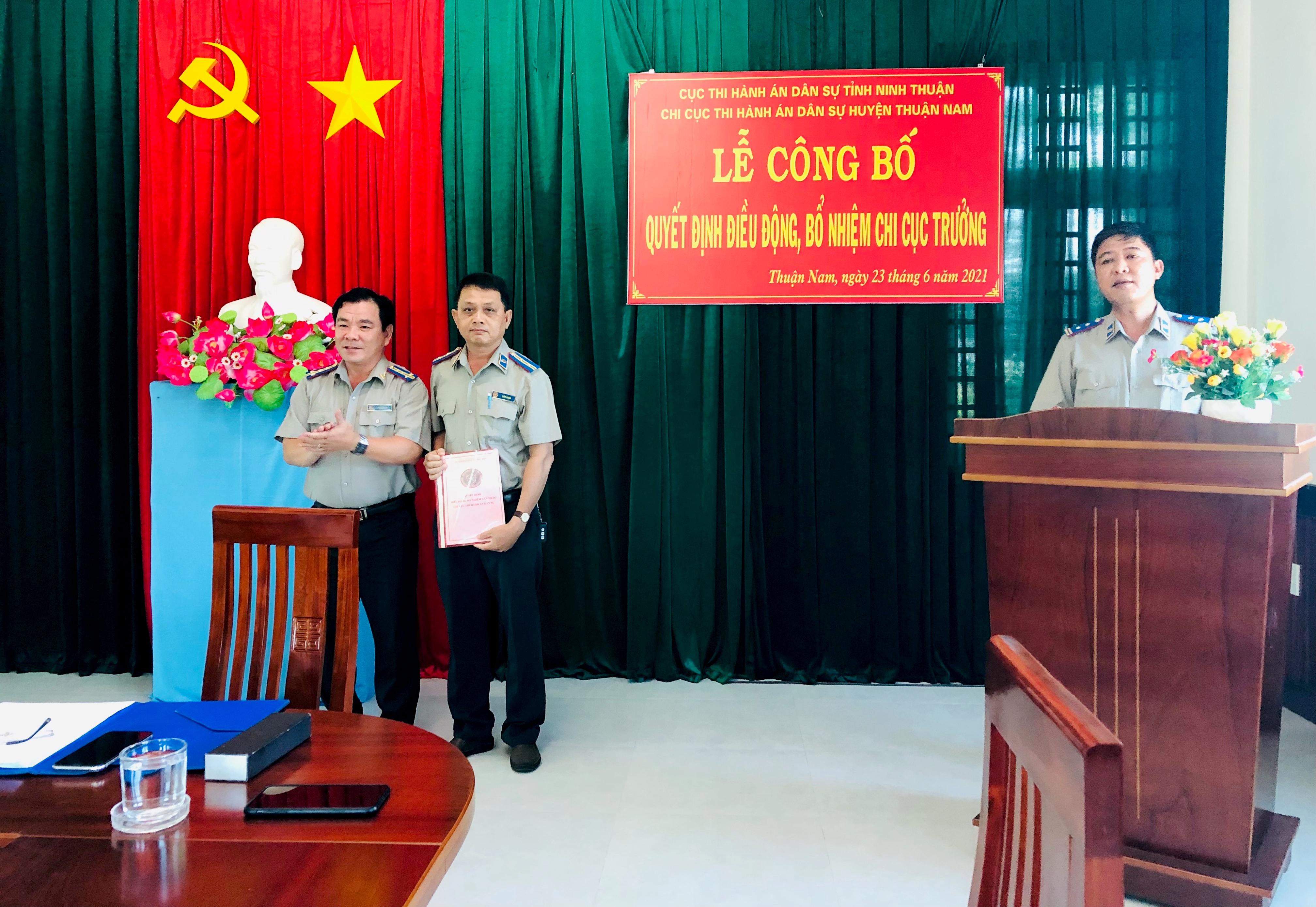 Lễ công bố và trao Quyết định điều động, luân chuyển, bổ nhiệm Chi cục trưởng Chi cục THADS huyện Thuận Nam