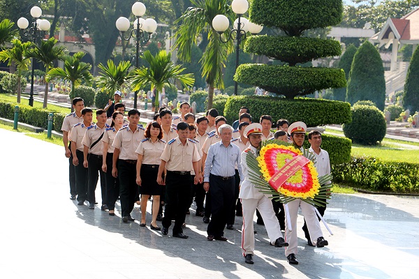 Dâng hương tưởng niệm các anh hùng liệt sĩ tại Nghĩa trang Liệt sĩ tỉnh Điện Biên