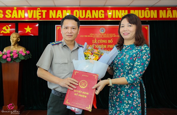 Trao quyết định bổ nhiệm Phó cục trưởng Cục Thi hành án dân sự Thành phố Hồ Chí Minh