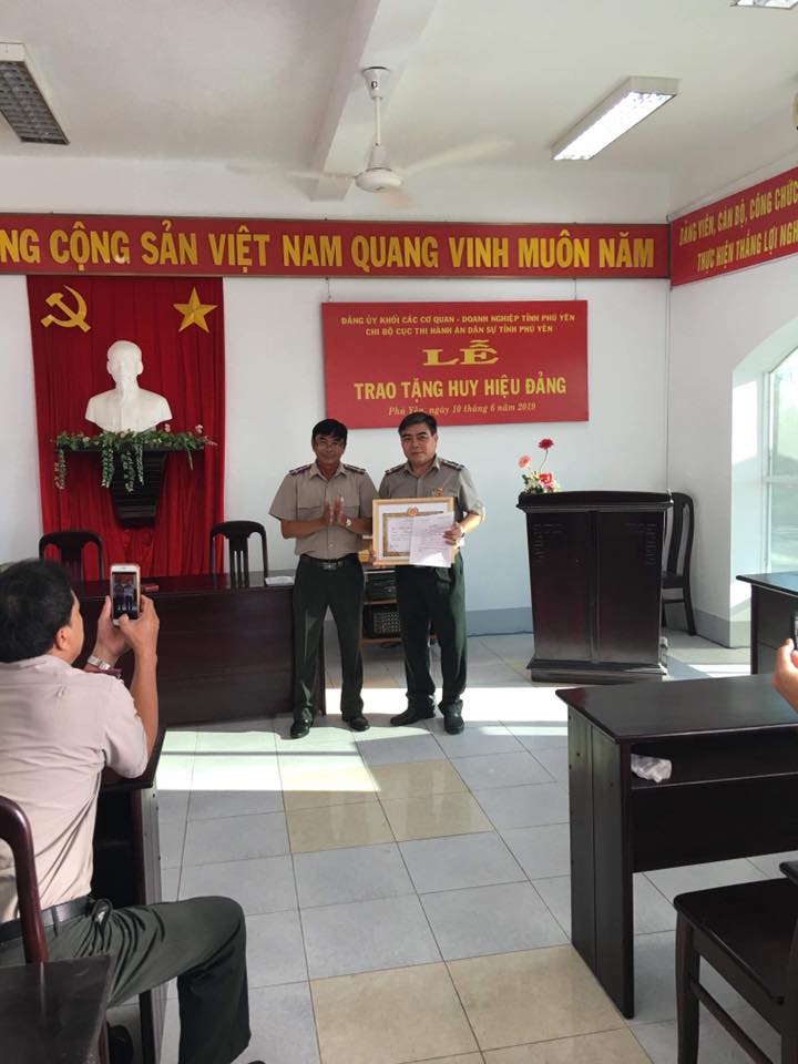 Đồng chí Đặng Quang Anh, Cục trưởng Cục THADS tỉnh - Vinh dự, Tự hào Huy hiệu 30 năm tuổi Đảng