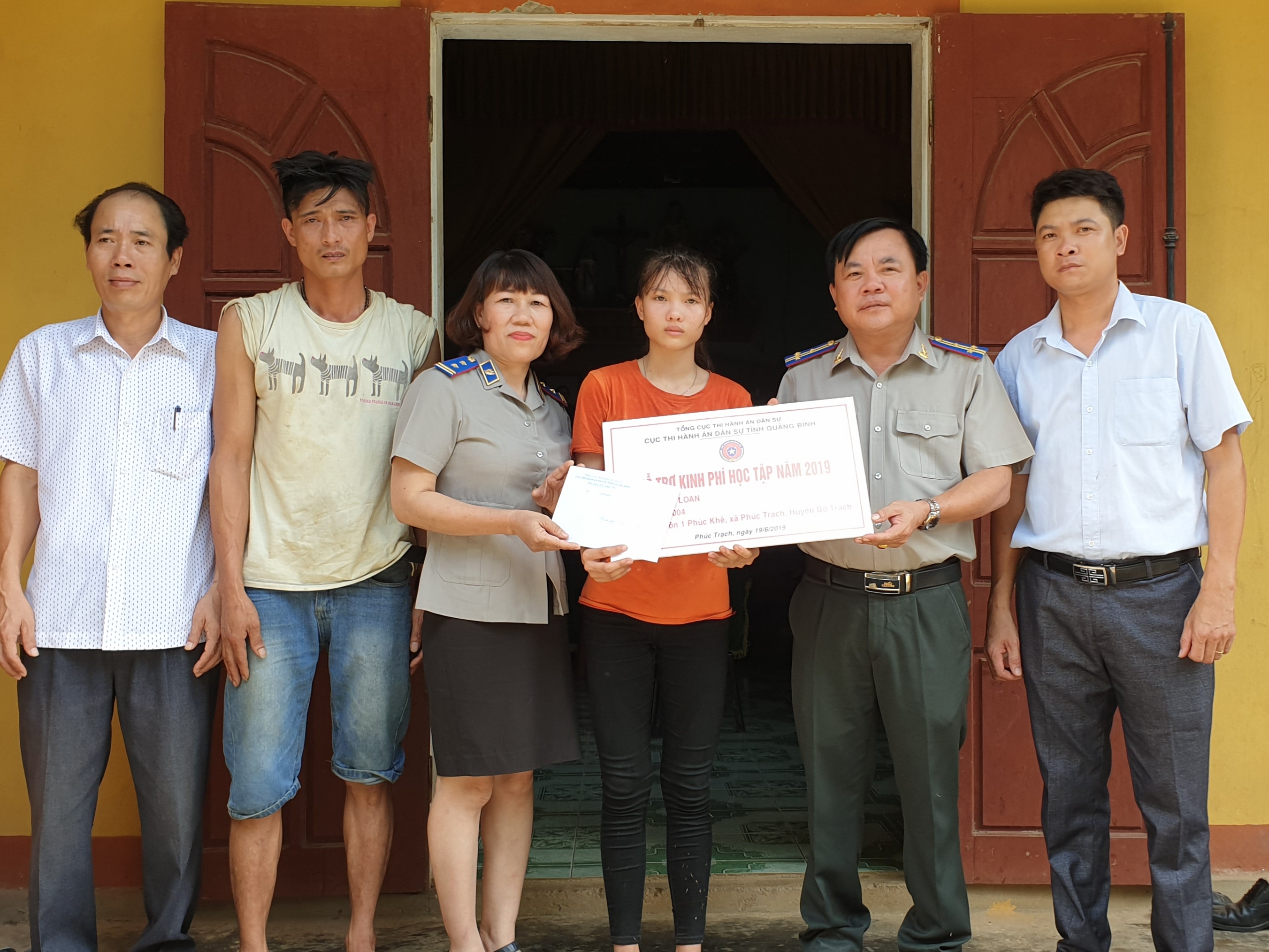 Công chức, người lao động Cục Thi hành án dân sự tỉnh Quảng Bình hỗ trợ kinh phí học tập cho 01 địa chỉ nhân đạo có hoàn cảnh  khó khăn trên địa bàn huyện Bố Trạch