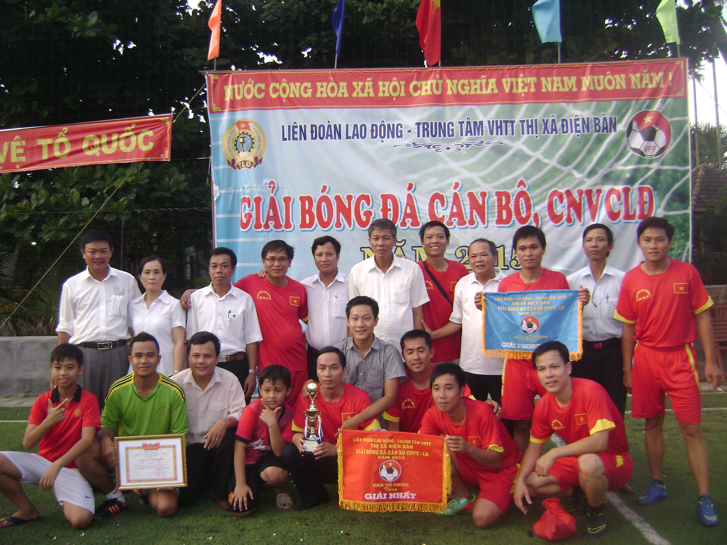 Tổng kết trao giải Giải bóng đá CNVC – LĐ thị xã Điện Bàn năm 2015.