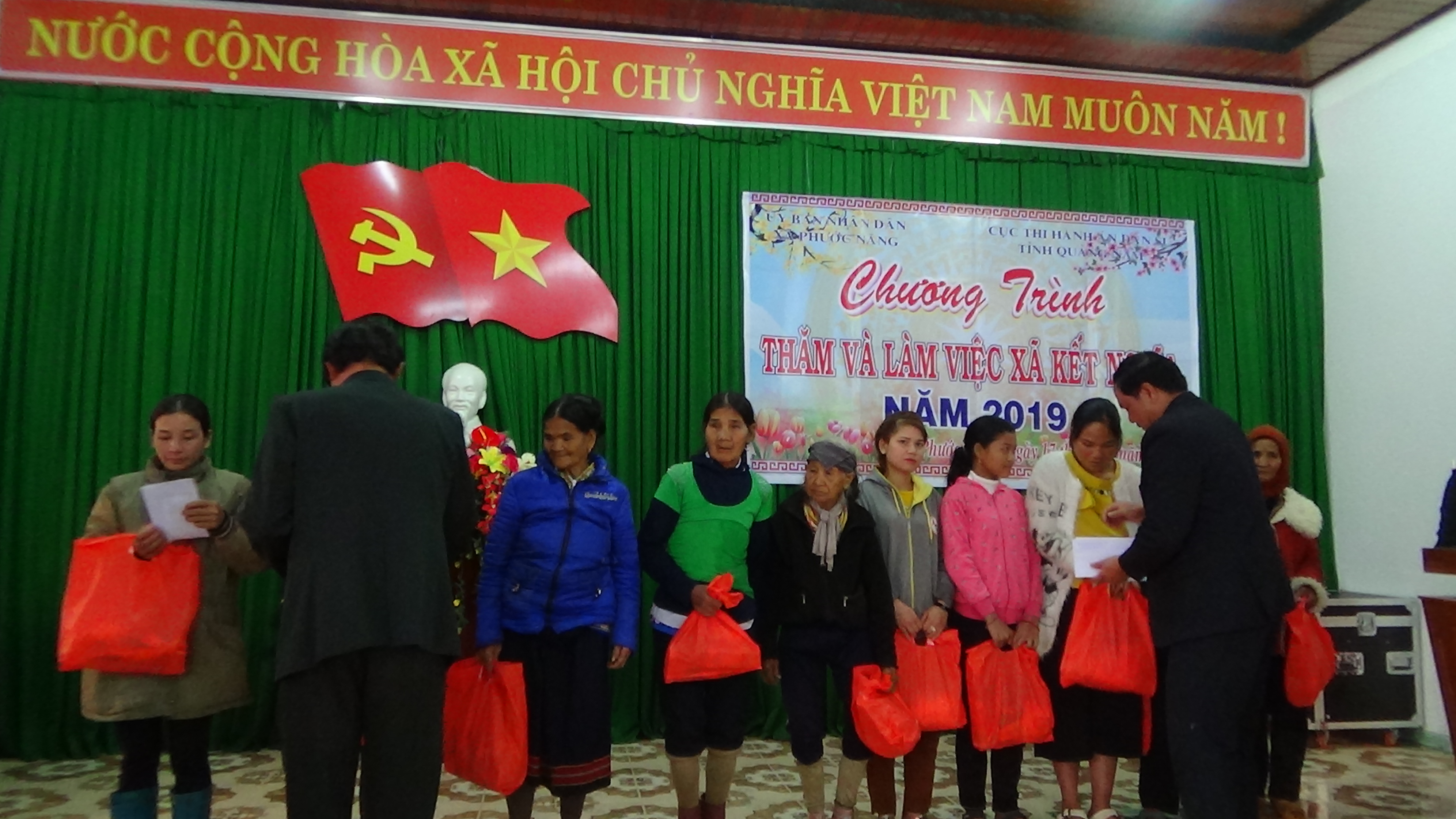 Cục Thi hành án dân sự tỉnh Quảng Nam đã tổ chức buổi trao, tặng quà cho hộ nghèo nhân dịp Tết Nguyên đán Kỷ Hợi