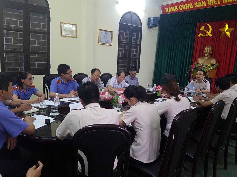 Đoàn tác liên ngành Cục Thi hành án dân sự tỉnh - Viện Kiểm sát nhân dân tỉnh Quảng Ninh làm việc tại Chi cục Thi hành án dân sự thành phố Móng Cái.