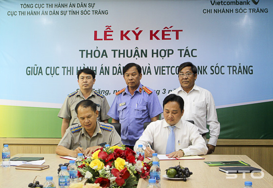 Cục Thi hành án dân sự và Ngân hàng TMCP Ngoại Thương Việt Nam - Chi nhánh Sóc Trăng tổ chức ký kết thỏa thuận hợp tác