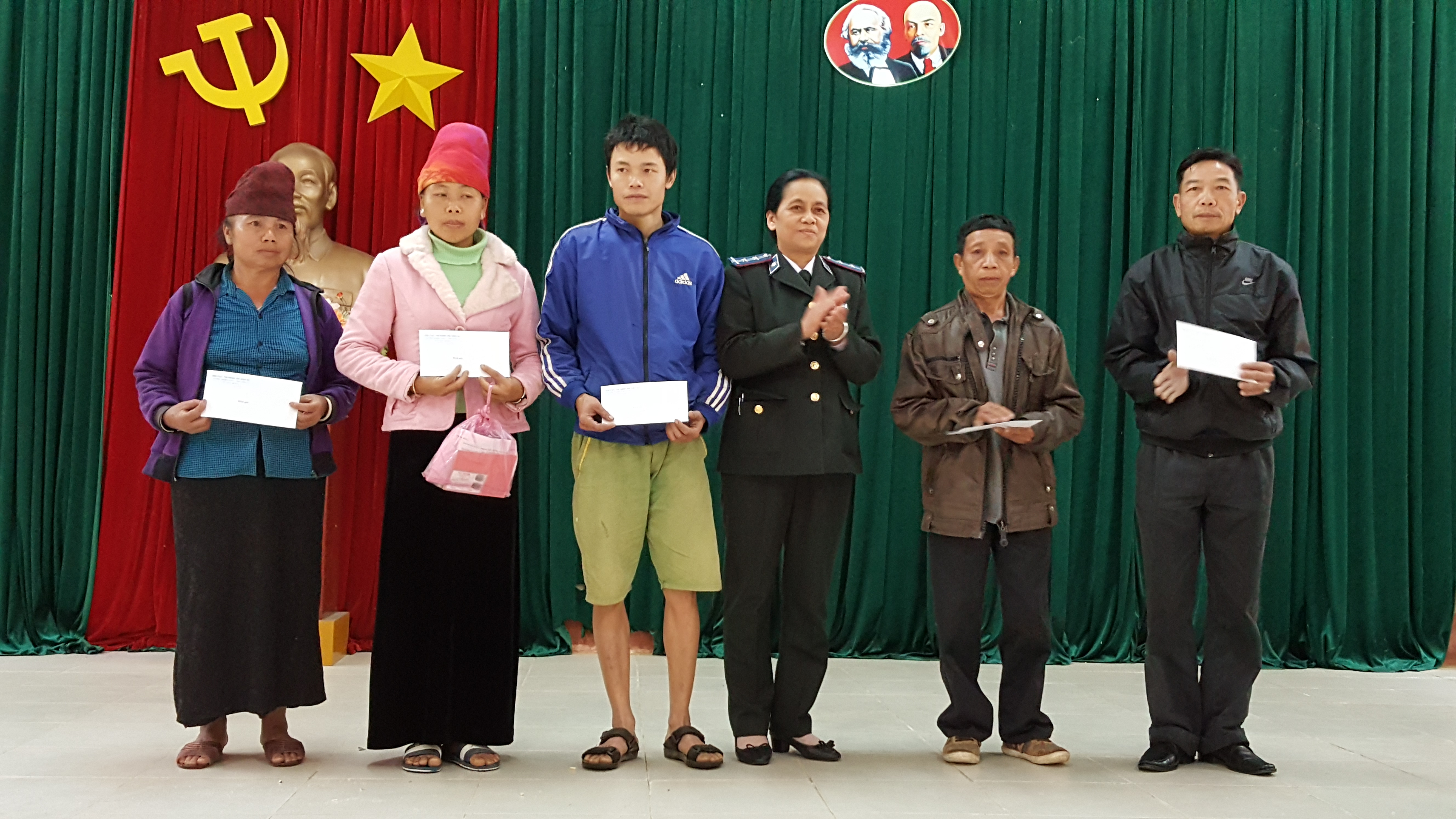 Chi cục Thi hành án huyện Thuận Châu hưởng ứng phong trào thi đua “ Ngành Tư pháp chung tay góp phần xây dựng nông thôn mới”