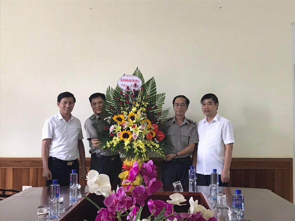 Tòa án nhân dân tỉnh Sơn La tặng hoa chúc mừng công chức, người lao động các cơ quan Thi hành án dân sự trong tỉnh nhân dịp Kỷ niệm 73 năm ngày truyền thống Thi hành án dân sự (19/7/1946-19/7/2019)