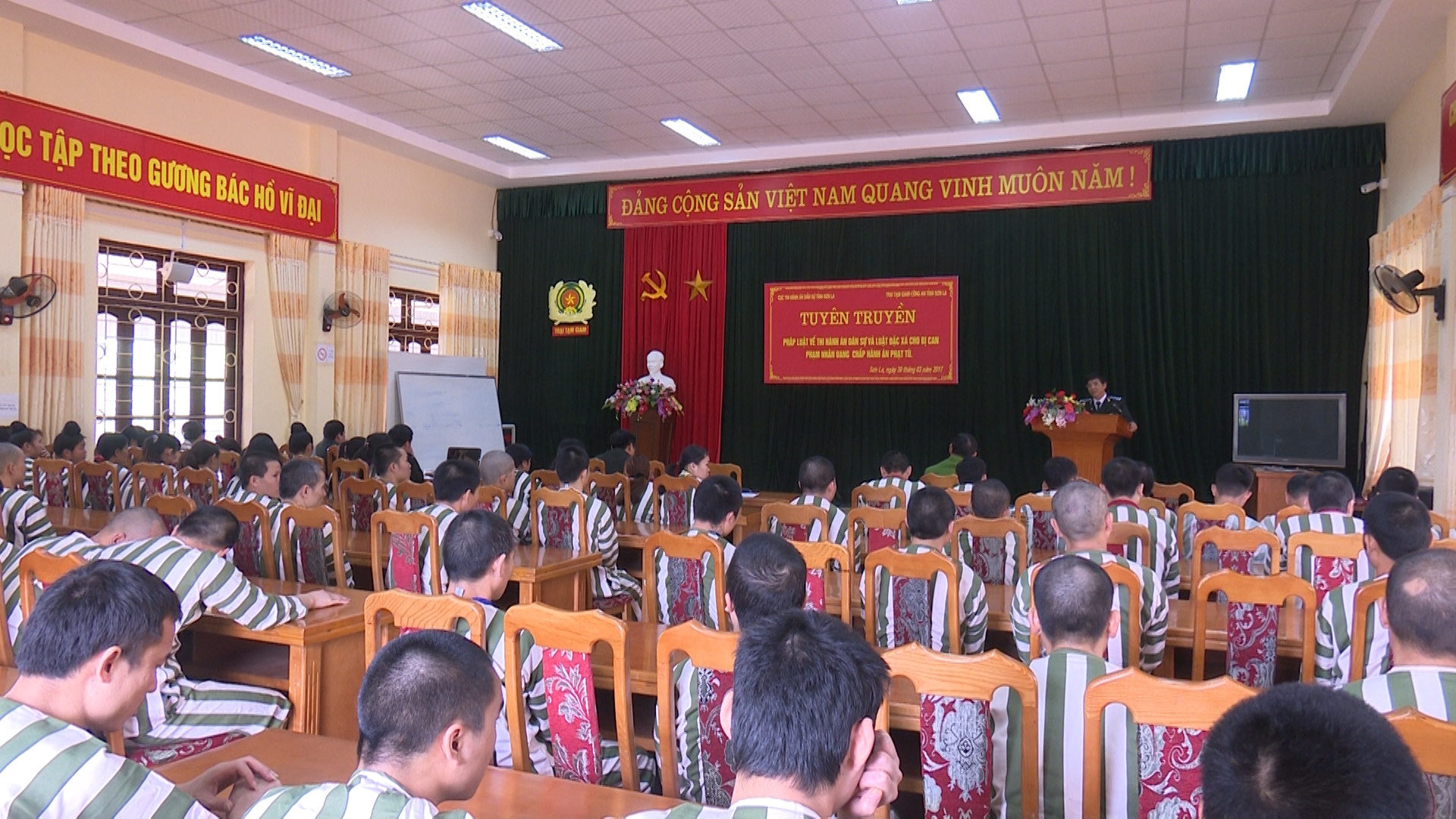 Cục THADS tỉnh Sơn La tuyên truyền pháp luật về thi hành án dân sự và luật đặc xá cho phạm nhân.