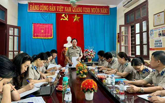 Đồng chí Cục trưởng Hoàng Văn Truyền làm việc tại Chi cục THADS huyện Nga Sơn