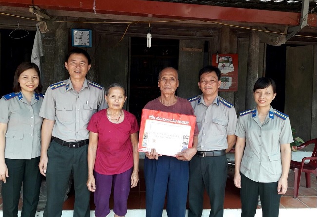 Chi cục Thi hành án huyện Quảng Xương  thăm hỏi tặng quà cho các gia đình chính sách nhân ngày 27/7