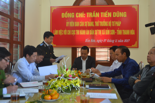 Đồng chí Trần Tiến Dũng - Thứ trưởng Bộ Tư pháp, làm việc với Chi cục Thi hành án Dân sự thị xã Bỉm Sơn, tỉnh Thanh Hóa