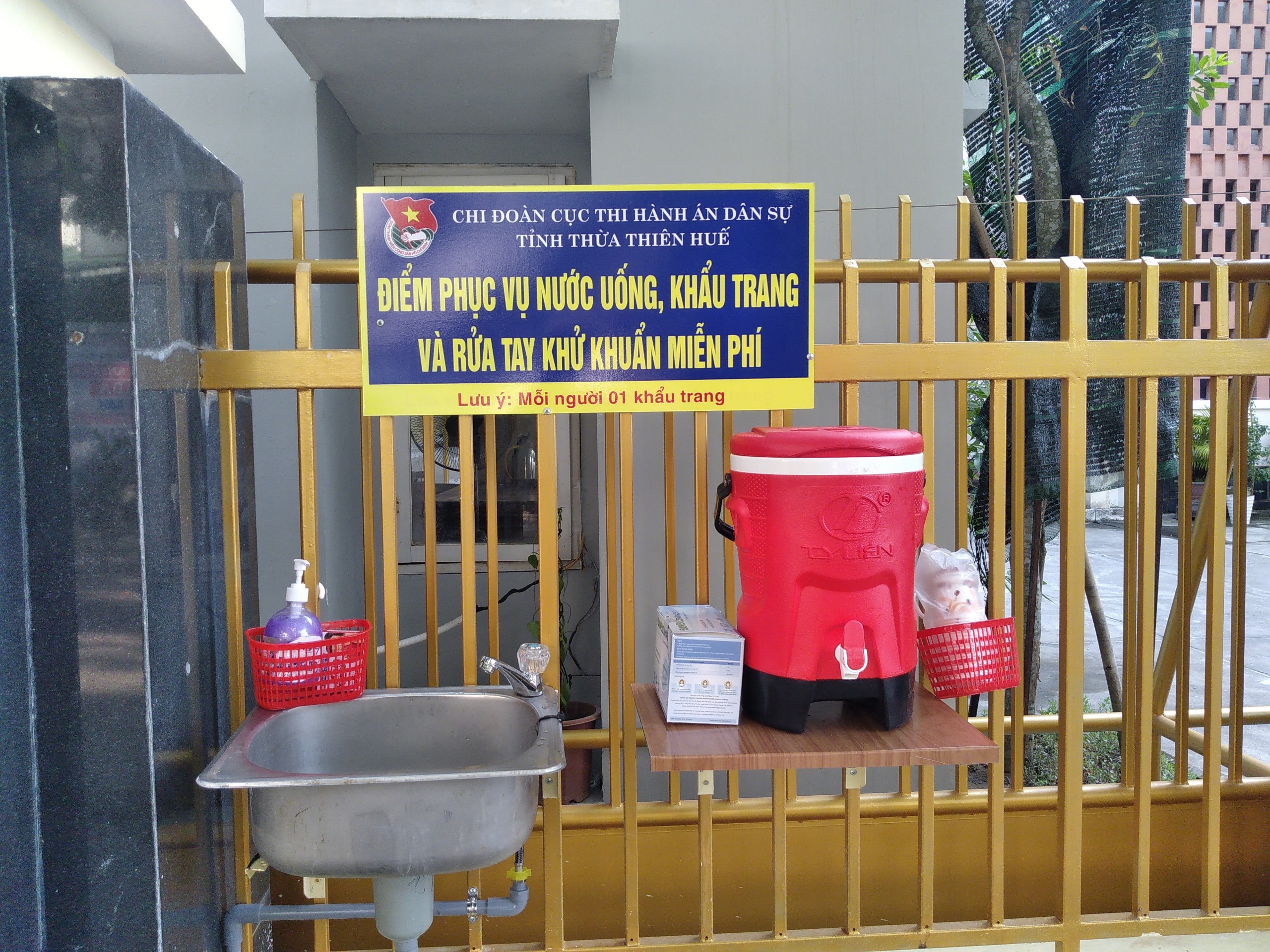 Chi Đoàn Thanh niên Cục THADS tỉnh Thừa Thiên Huế triển khai mô hình “Điểm phục vụ nước uống, khẩu trang và rửa tay khử khuẩn miễn phí”.