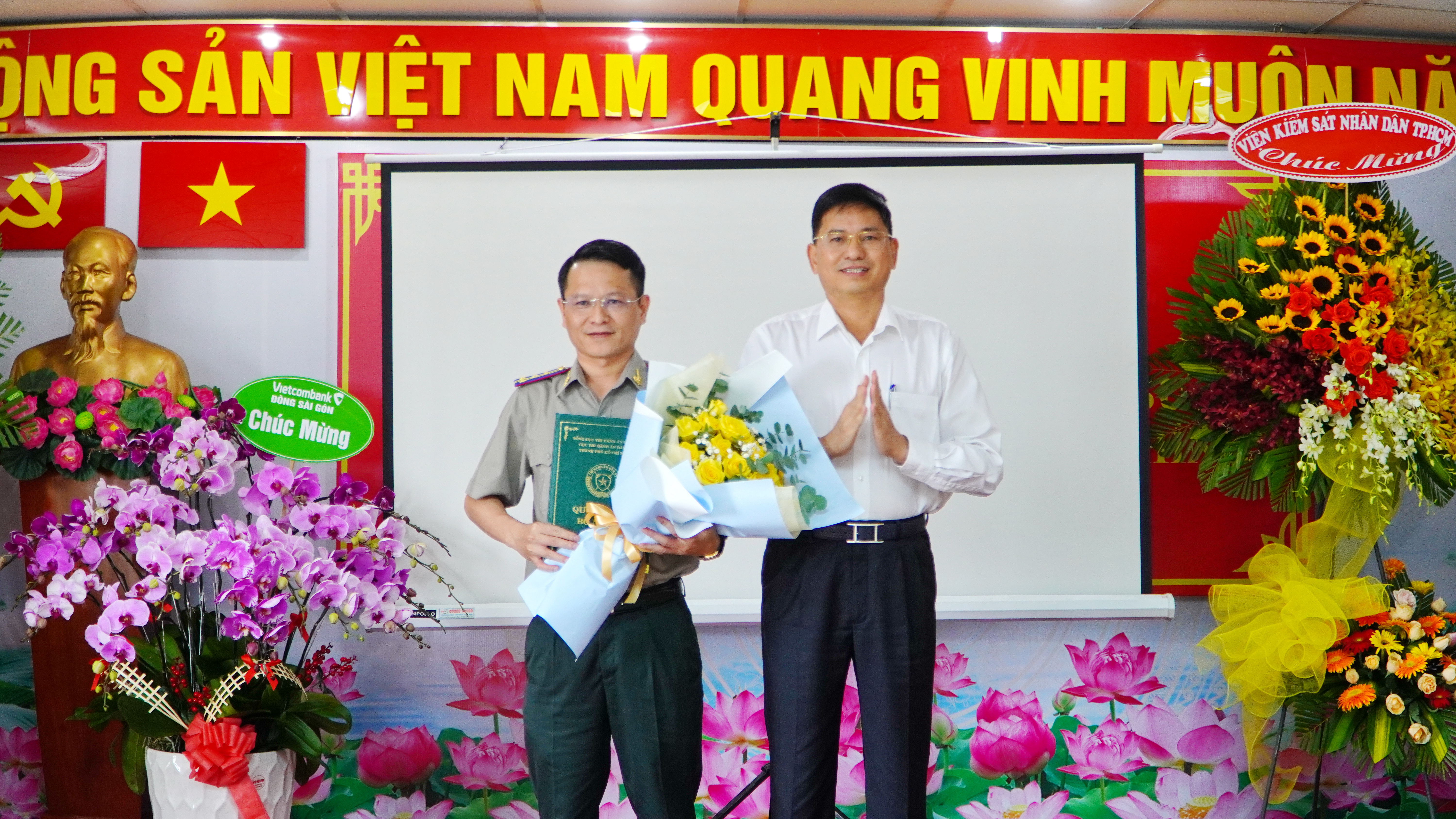 Quyền Cục trưởng Nguyễn Văn Hòa nhận QĐ bổ nhiệm CHV cao cấp