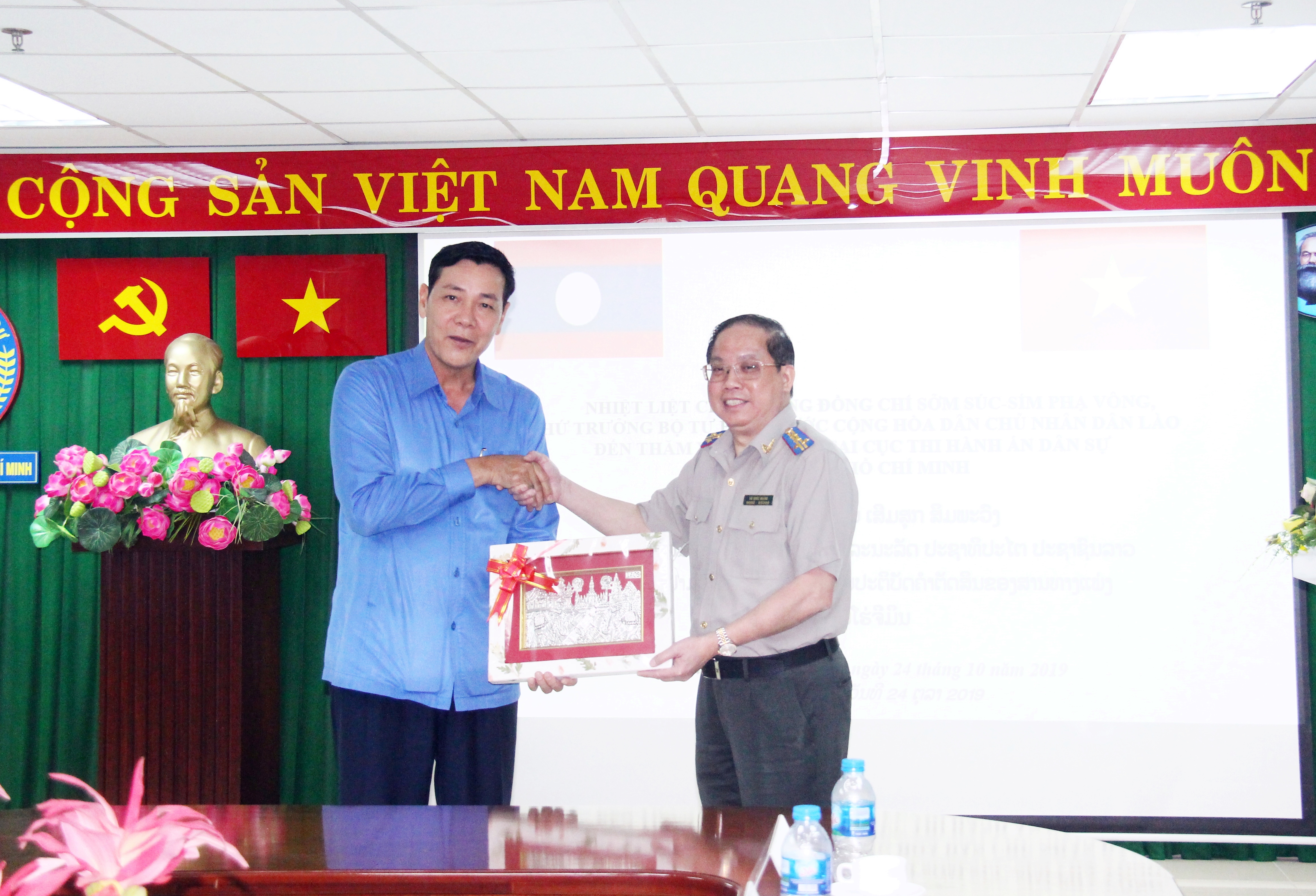 Thứ trưởng Bộ Tư pháp CHDCND Lào - Sởm Súc - Sím Phạ Vông, thăm và làm việc tại Cục Thi hành án dân sự TP.HCM