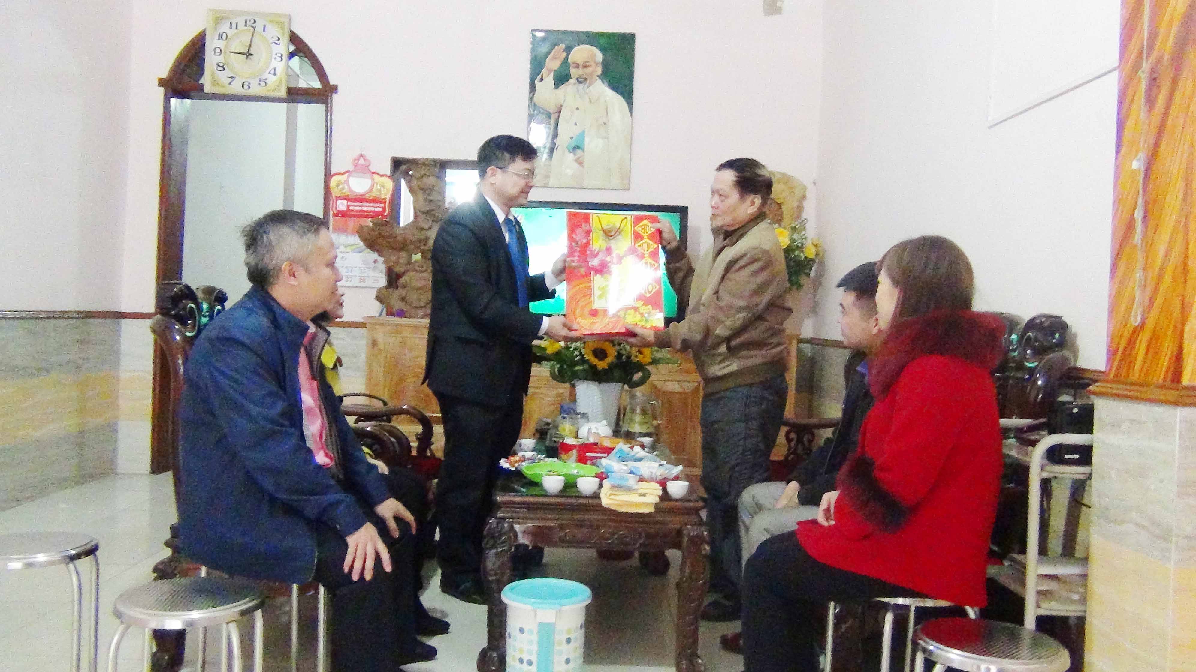 Cục Thi hành án dân sự tỉnh Tuyên Quang thăm, chúc Tết các gia đình liệt sỹ, thương binh, bệnh binh