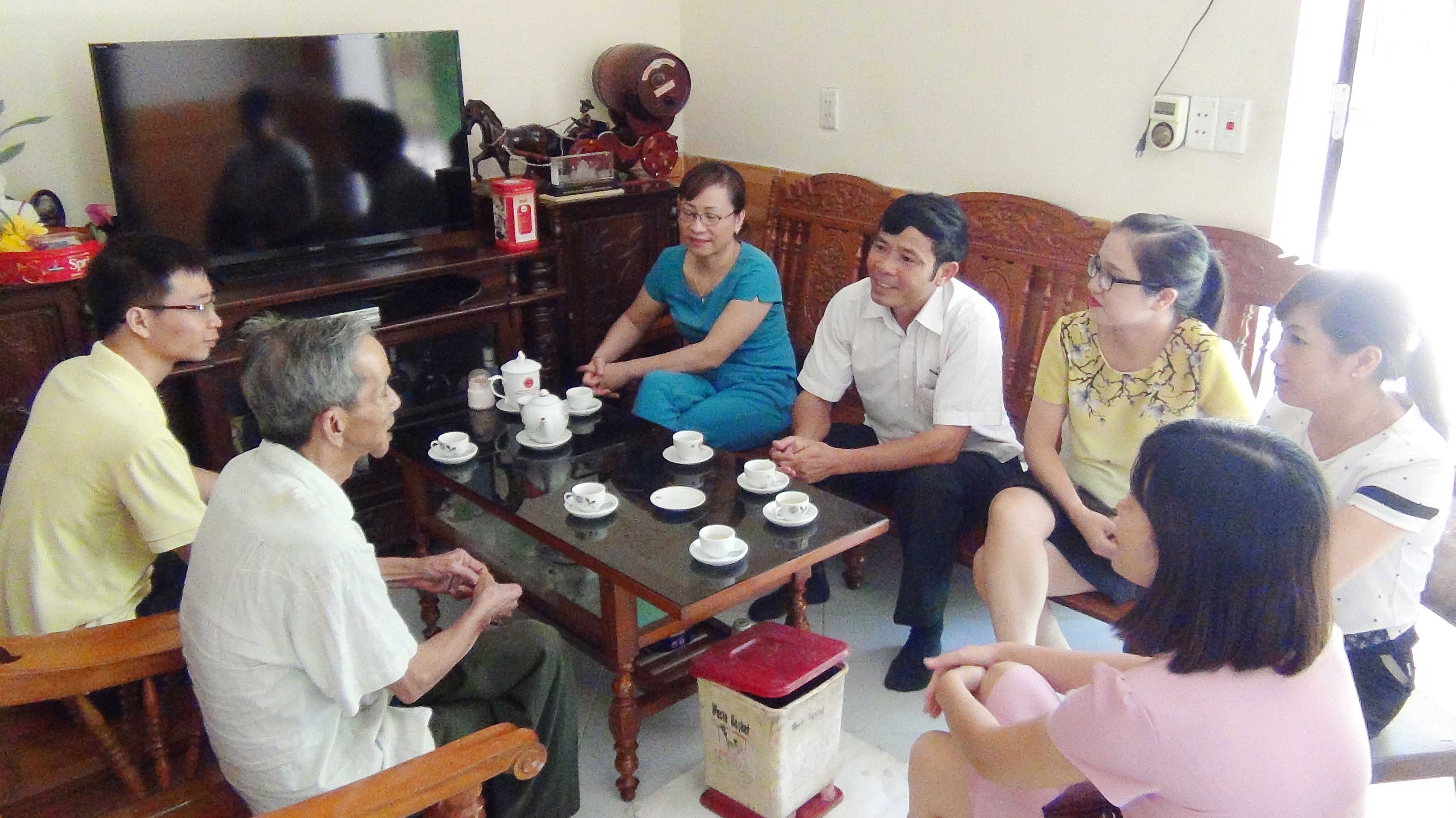 Cục Thi hành án dân sự tỉnh Tuyên Quang thăm, tặng quà các gia đình chính sách nhân dịp kỷ niệm 69 năm Ngày Thương binh, liệt sĩ (27/7/1947-27/7/2016)