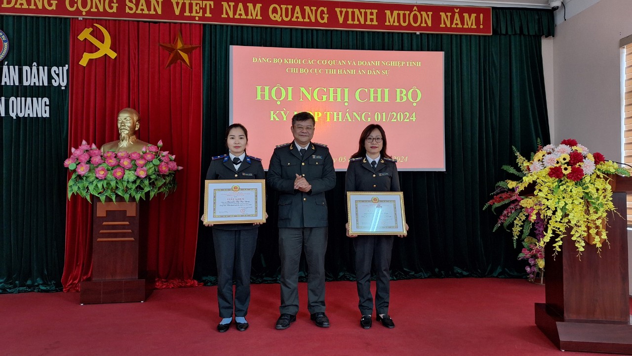 Chi bộ Cục THADS tỉnh Tuyên Quang trao tặng Giấy khen và biểu dương đảng viên có thành tích năm 2023