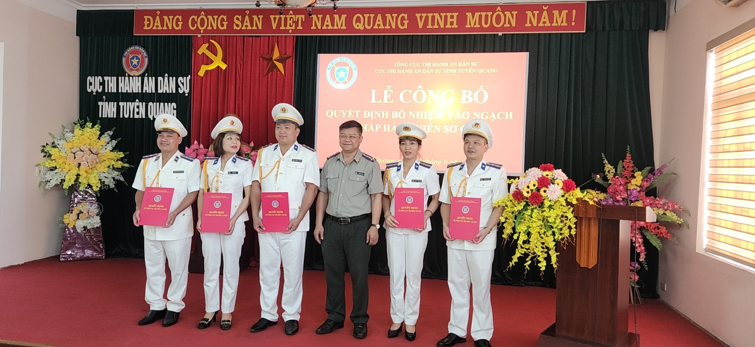 Cục THADS tỉnh Tuyên Quang công bố và trao quyết định bổ nhiệm ngạch Chấp hành viên sơ cấp