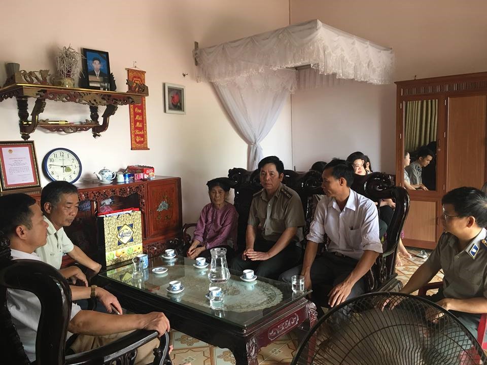 Chi cục Thi hành án dân sự huyện Lập Thạch  thăm hỏi gia đình mẹ Việt Nam anh hùng  tại thôn Đình Thắng, xã Xuân Hòa, huyện Lập Thạch