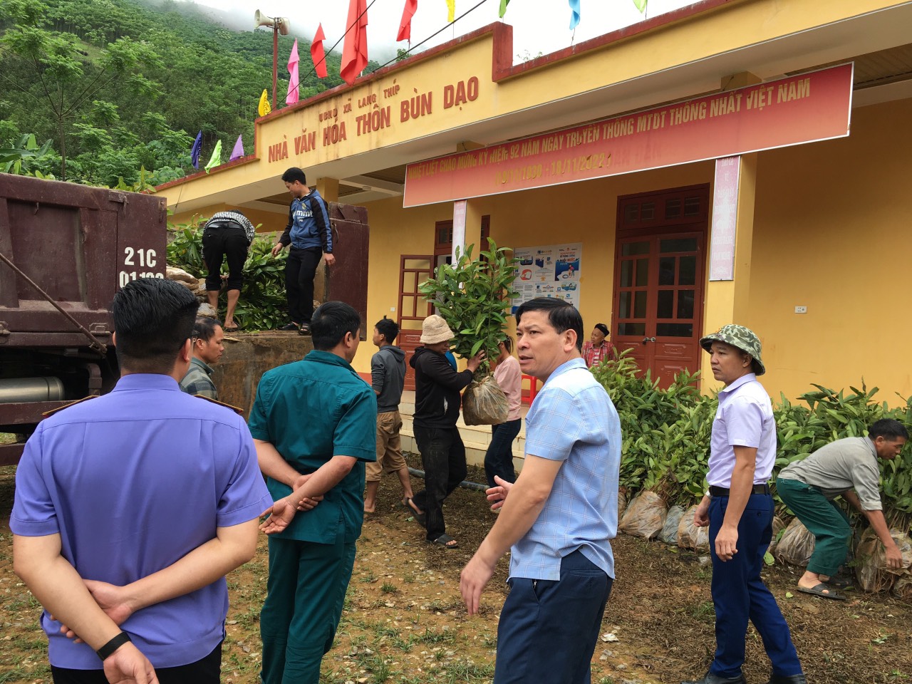 Chi cục Thi hành án dân sự huyện Văn Yên giúp đỡ hộ nghèo tại thôn Bùn Dạo xã Lang Thíp phát triển kinh tế