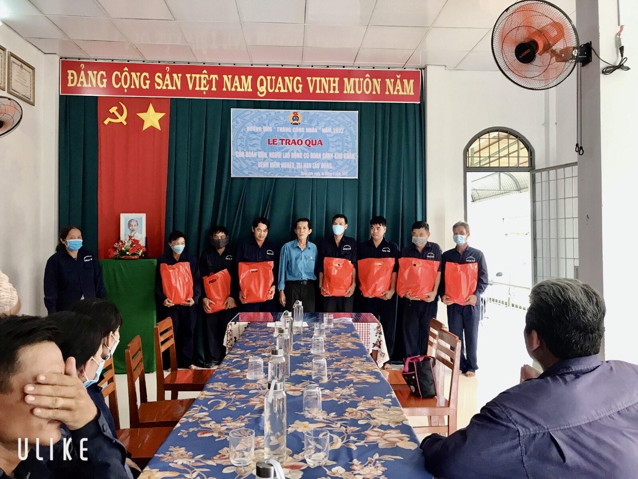 CĐCS Chi cục Thi hành án dân sự huyện Thoại Sơn: trao tặng 30 suất quà cho công nhân lao động nhân dịp Tháng Công nhân 2022