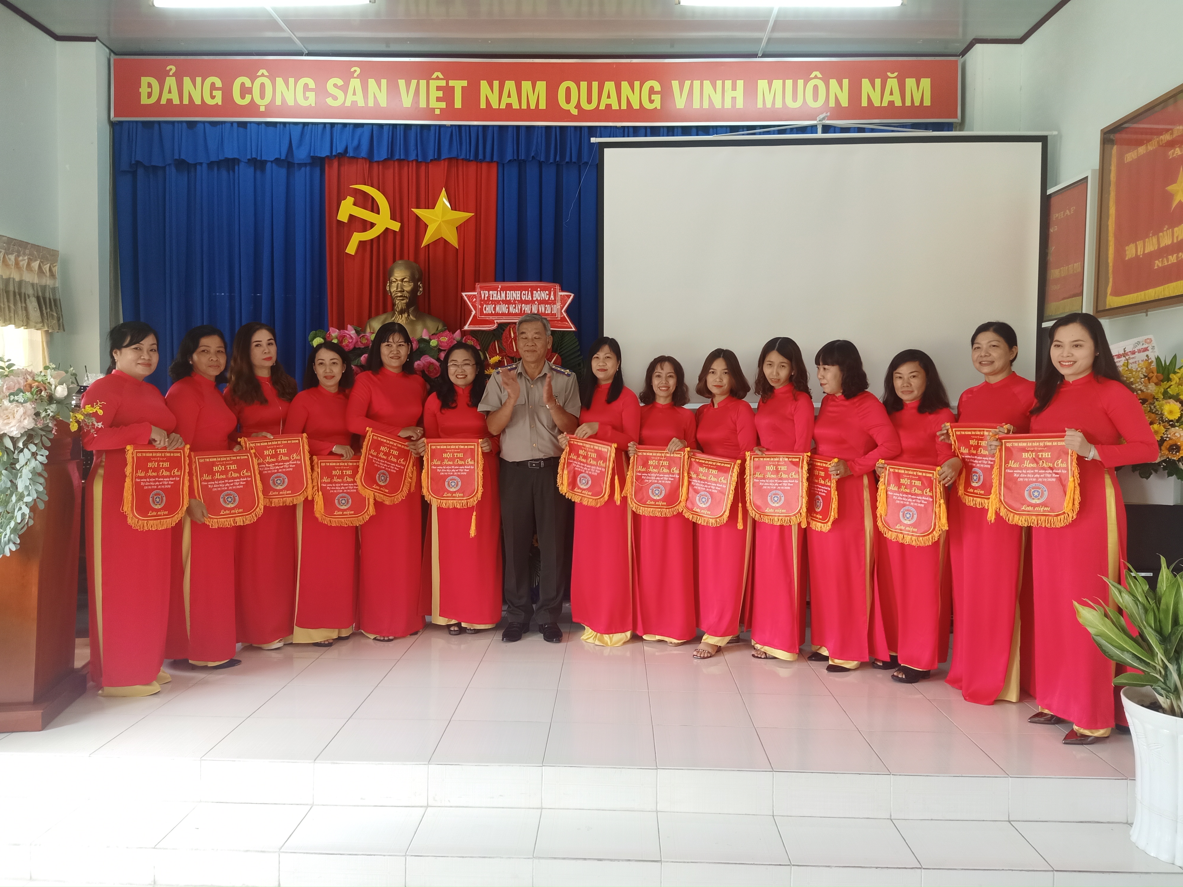 Cục Thi hành án dân sự tỉnh An Giang tổ chức Họp mặt kỷ niệm ngày Phụ nữ Việt Nam 20/10.