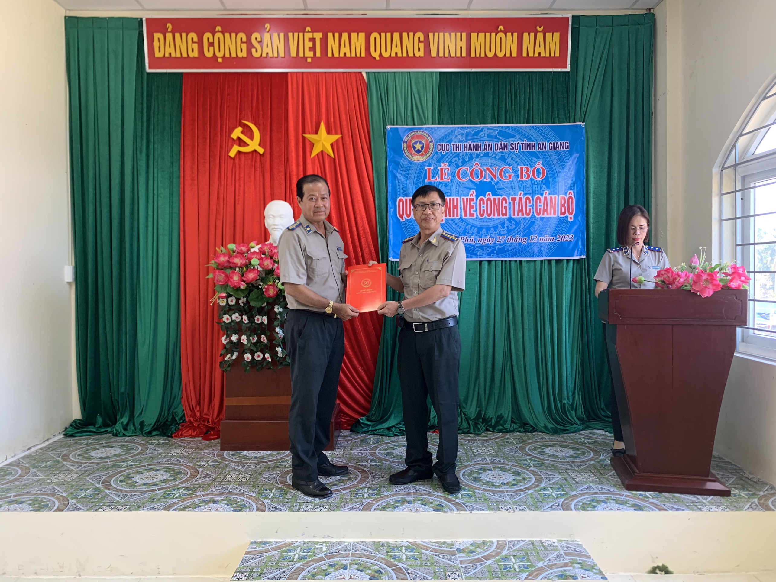 Lễ công bố và trao Quyết định giao Phụ trách Chi cục Thi hành án dân sự huyện An Phú, tỉnh An Giang.