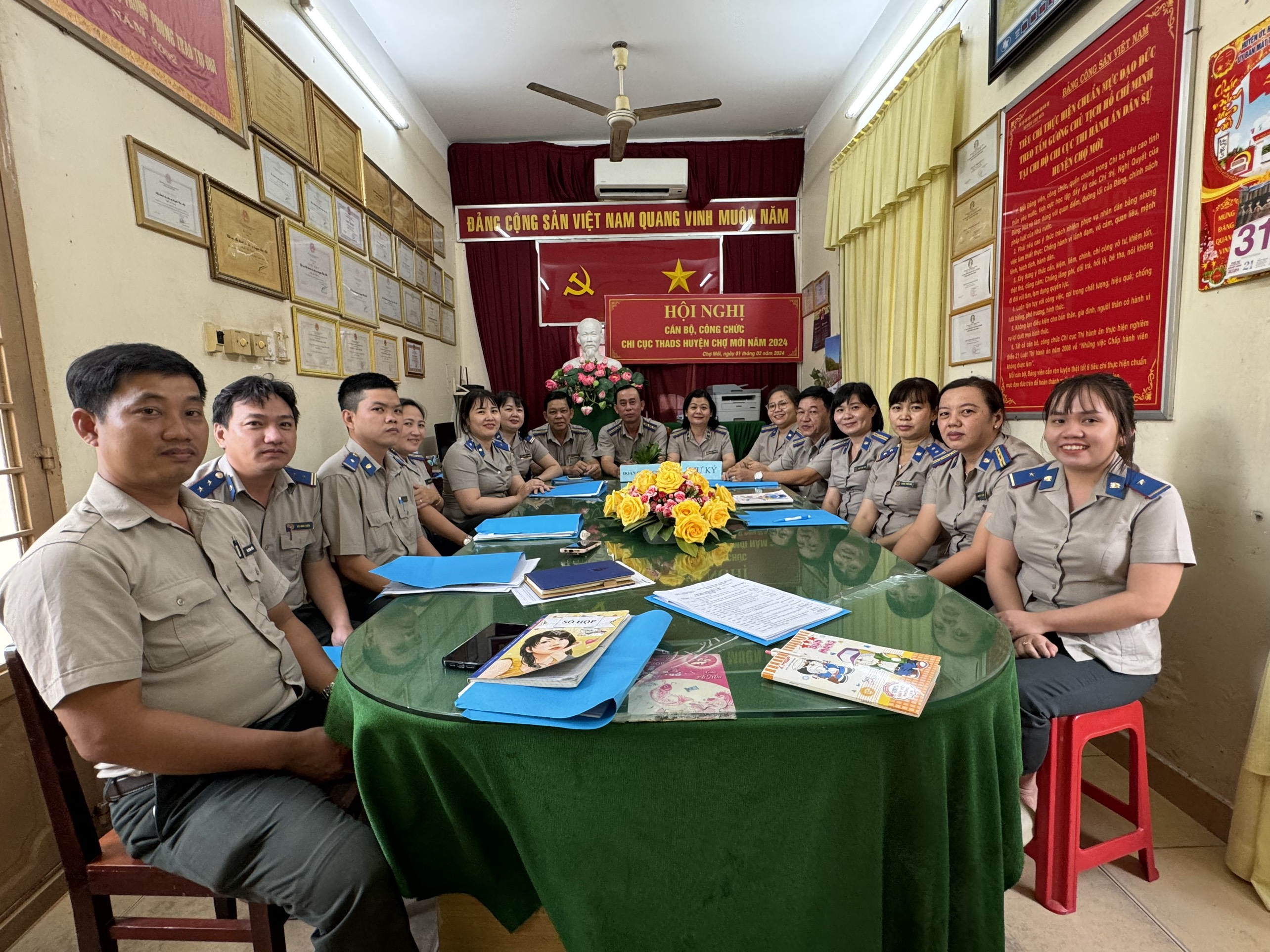 CĐCS Chi cục Thi hành án dân sự huyện Thoại Sơn trao tặng 30 suất quà cho công nhân lao động nhân dịp Tháng Công nhân năm 2023